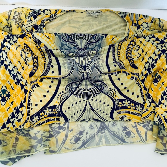 Live and Let Live Woman's Pull Over Size 2X Embellished V Neck Yellow Geometric - Picture 16 of 16